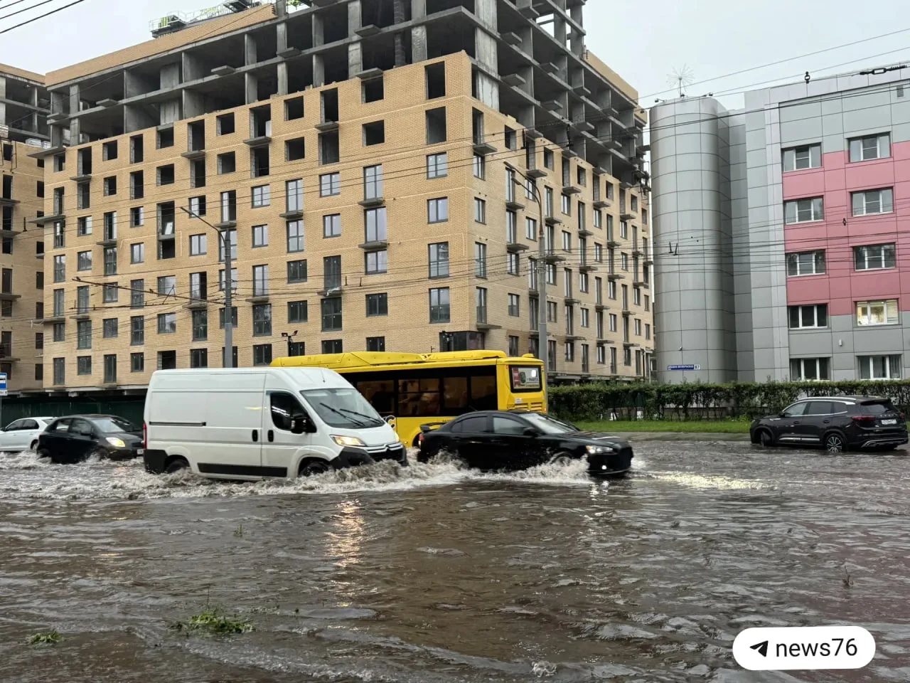 Затопило и Большую Октябрьскую

Машины и автобусы преодолевают настоящую реку 😱

Если вы в шоке, ка