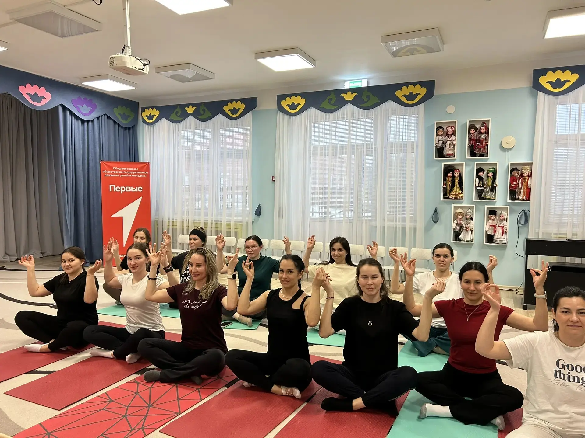 🧘‍♀️ День здоровья в нашем детском саду: первая практика йоги для родителей! 🌿