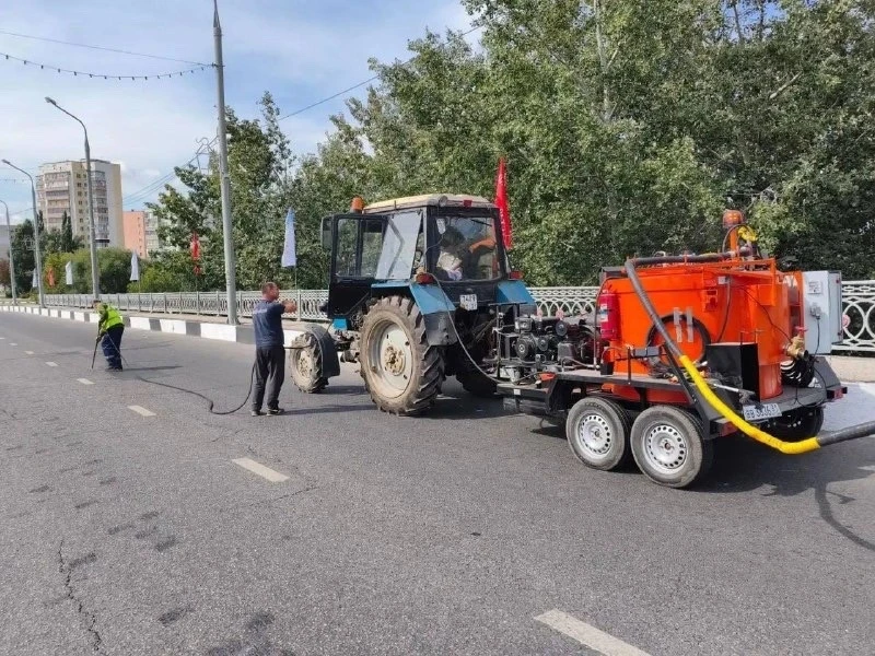 На дорогах Старого Оскола начали герметизировать швы и трещины в асфальте. Михаил Лобаз...