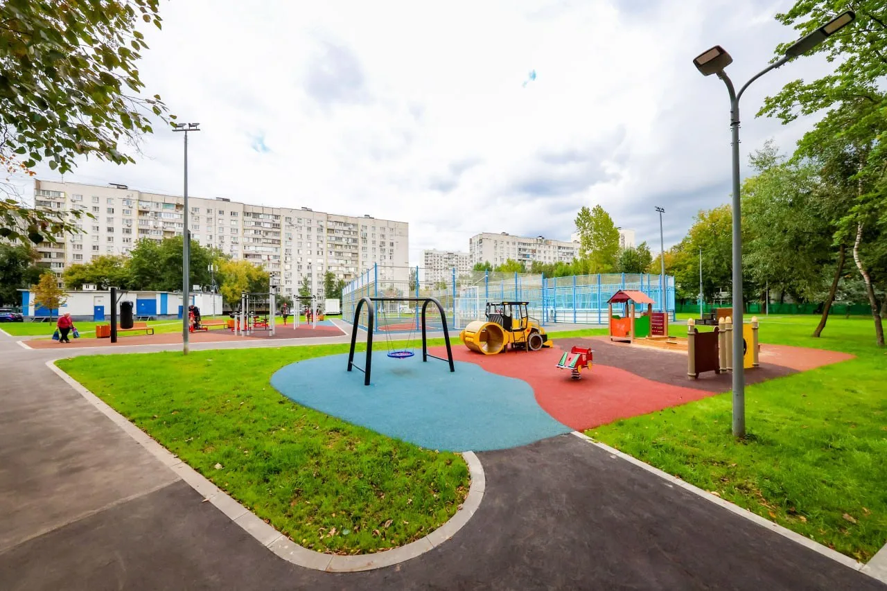 📍Двор у Декабристов, 32 и Якушкина, 6, полностью обновили!