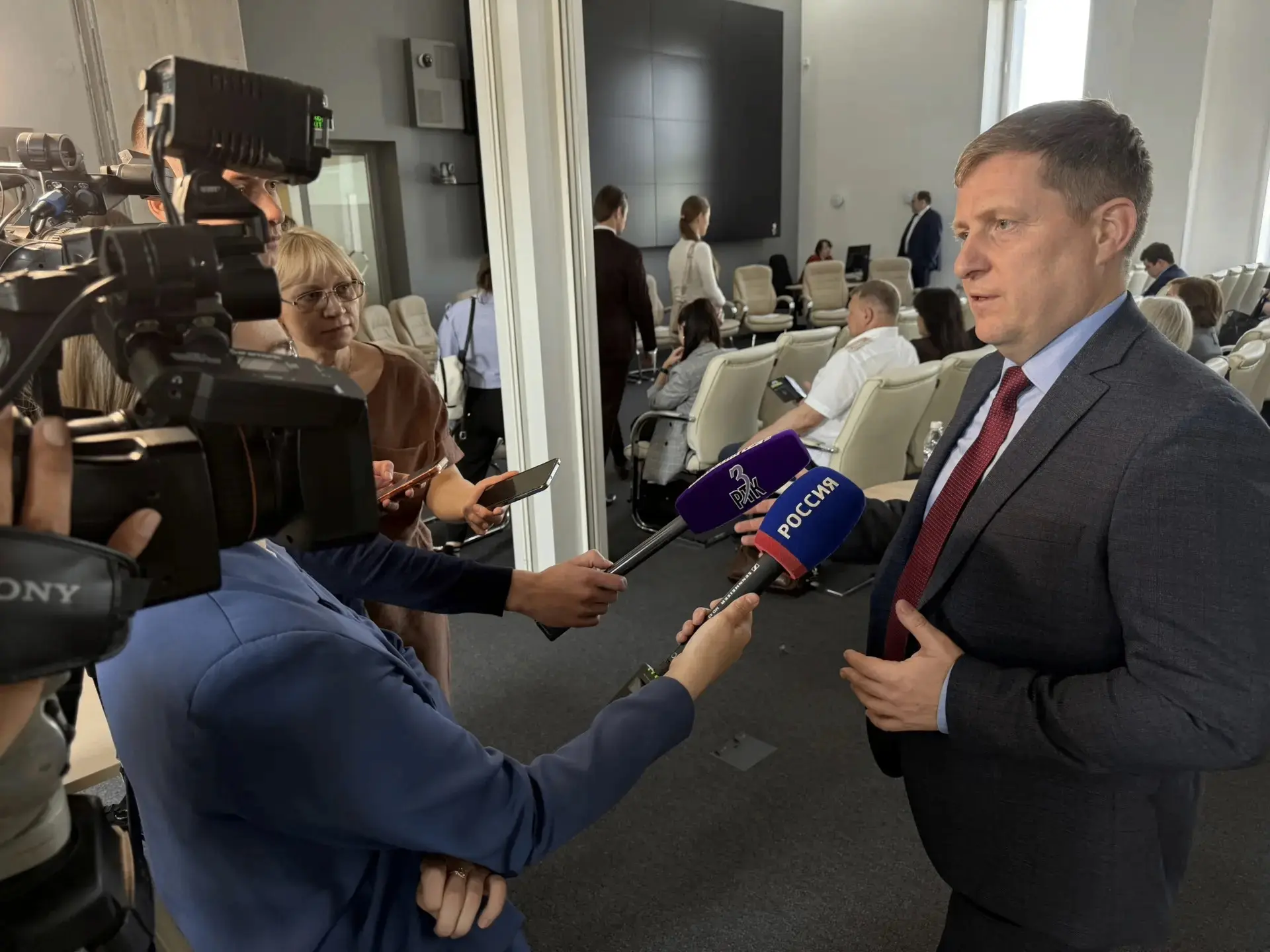 Перед началом стратсессии директор Востокгосплана Михаил Кузнецов ответил на вопросы журналистов.