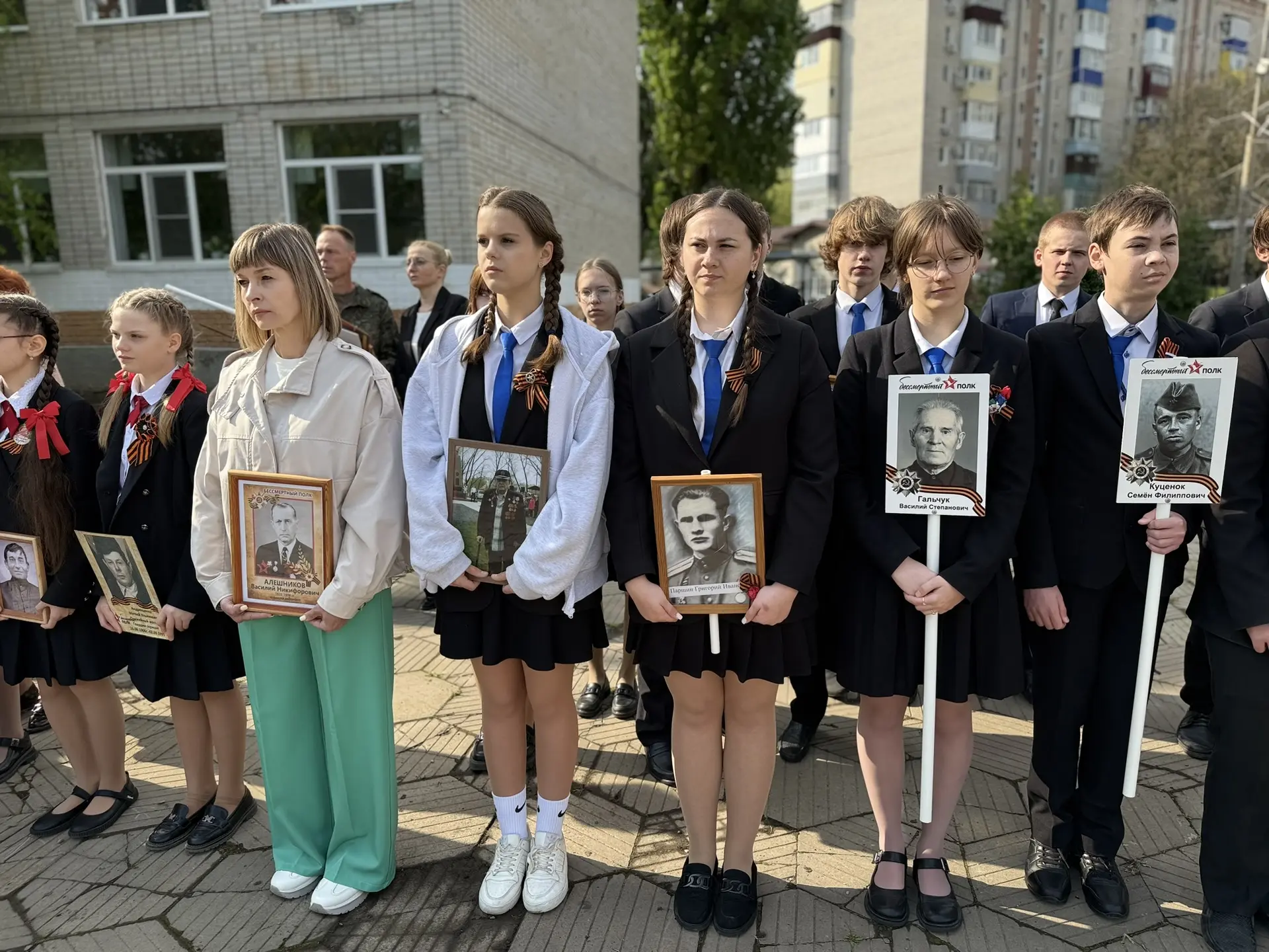 📸🕊 Фотокадры: Бессмертный полк во дворе гимназии!  Наши ученики хранят память и гордятся своими пред