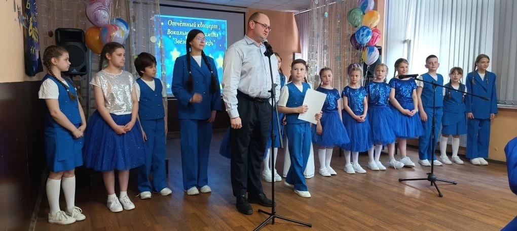 🎶 В нашей школе прошёл отчётный концерт вокального ансамбля «Звёздный дождь»! 🎤✨ Юные артисты подари