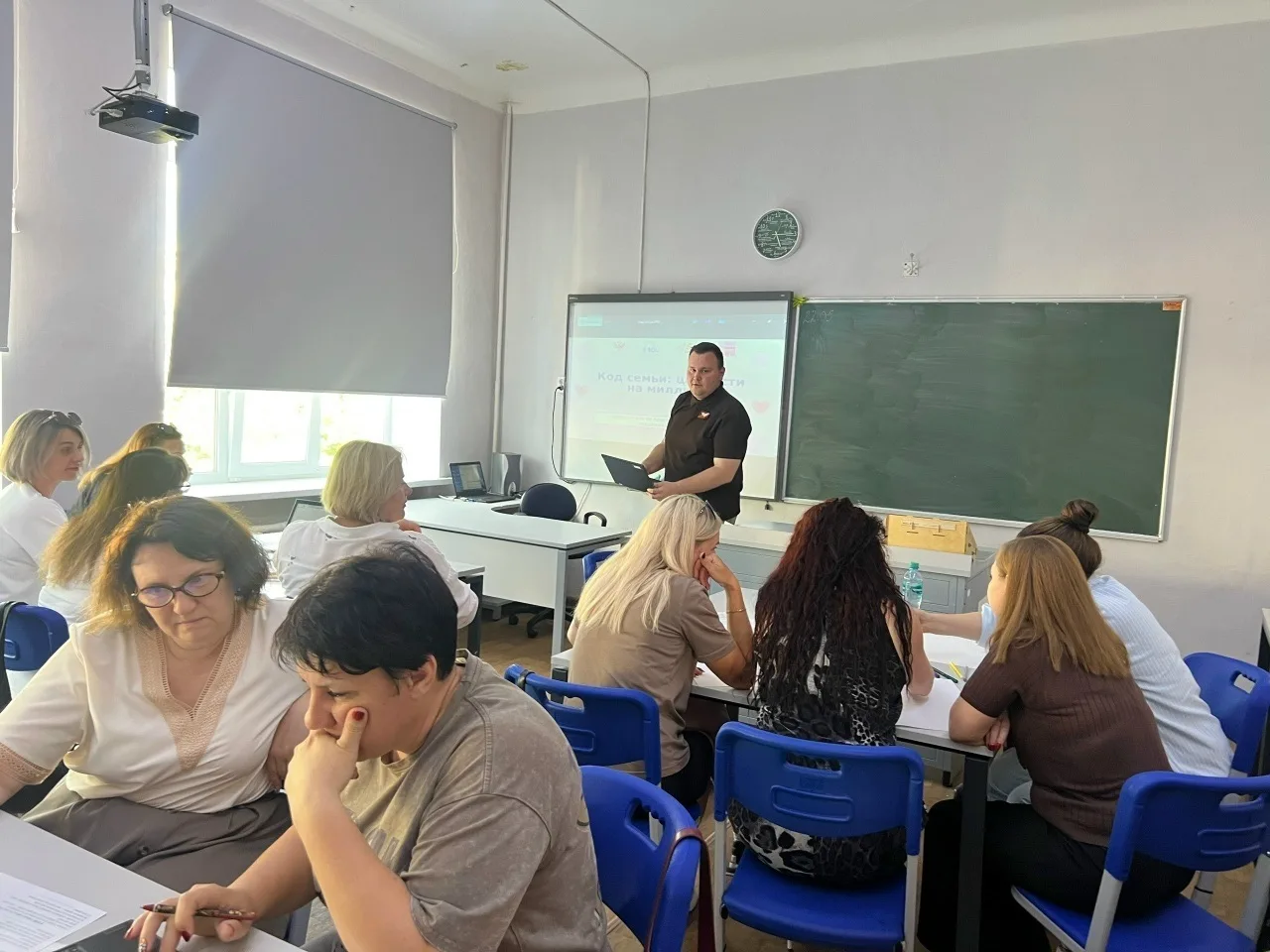 В минувшую пятницу родители 10 А класса приняли участие в интересном мероприятии 👍  Классный руковод