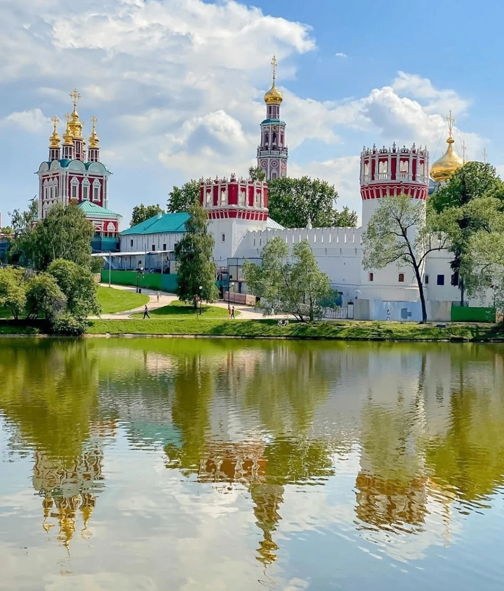 Россия. Какое красивое слово! И роса, и сила, и синее что-то...

✍️ Сергей Есенин
