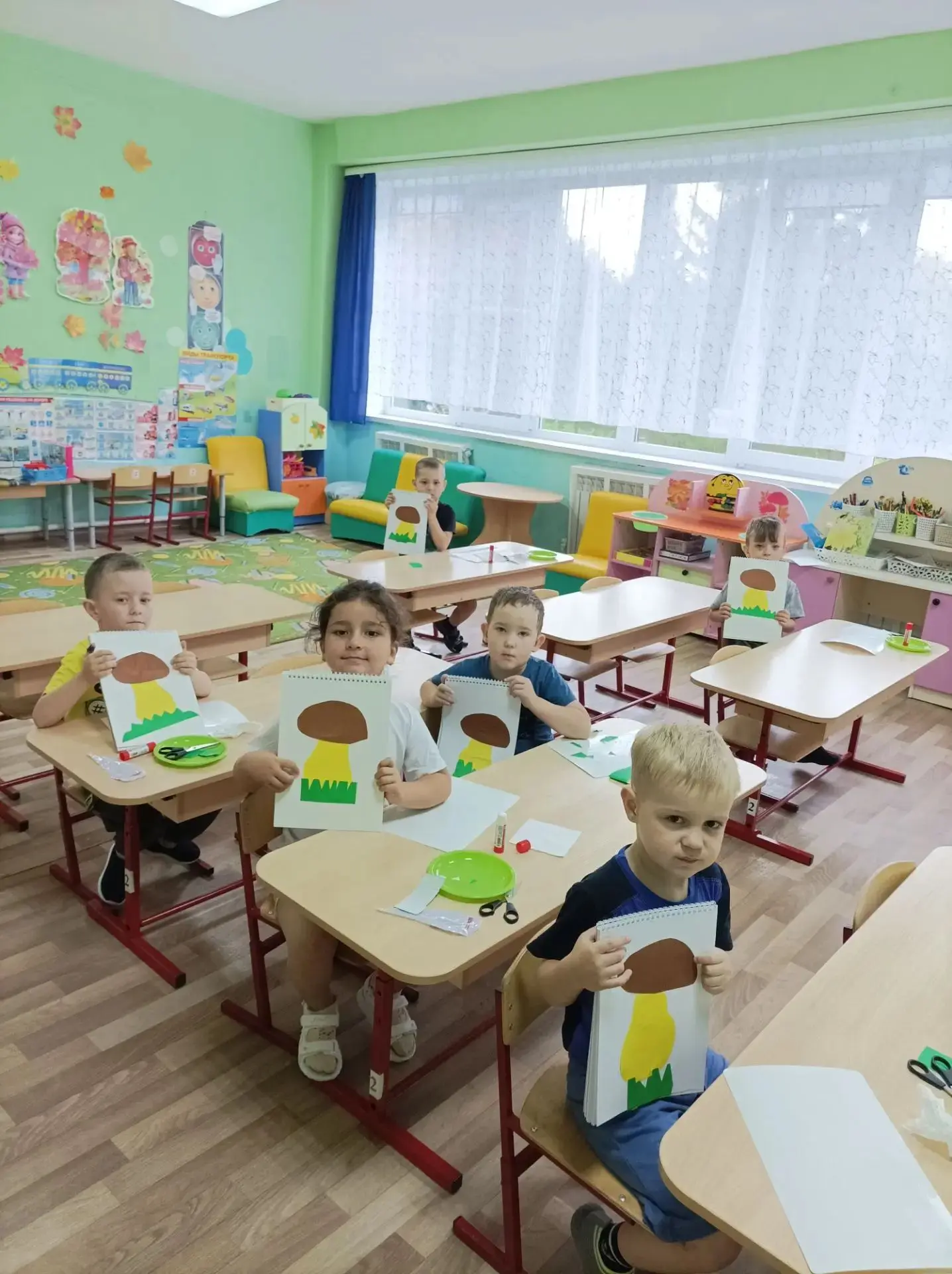 Художественно-эстетическое развитие. Аппликация в старшей группе" Грибы".Дети учились н...