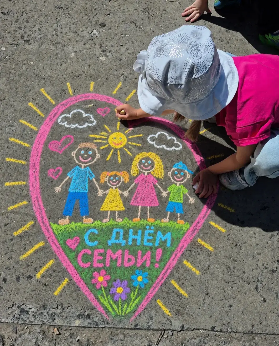 🌼 🌼🌼Ко Дню семьи, любви и верности асфальт возле нашего детского сада превратился в огромную гале