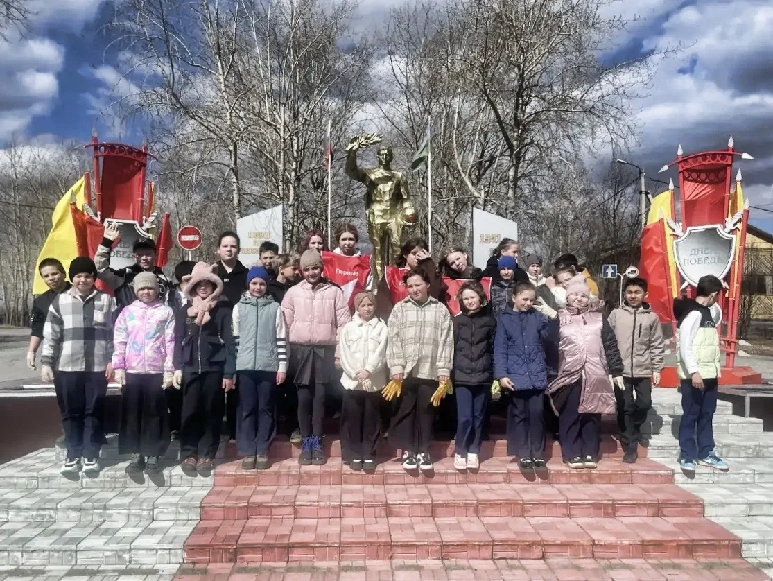 🏛 Отчёт о субботнике у памятника Солдату-освободителю  Сегодня 30 активистов Движения первых приняли