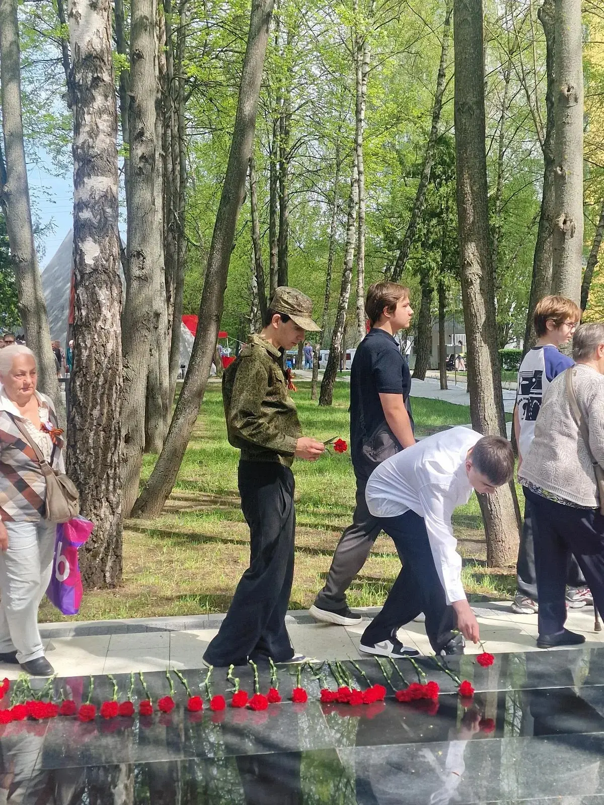 «Возложите цветы на могилу солдата, Он за нас воевал под Москвой когда-то. Возложите цветы и колено 