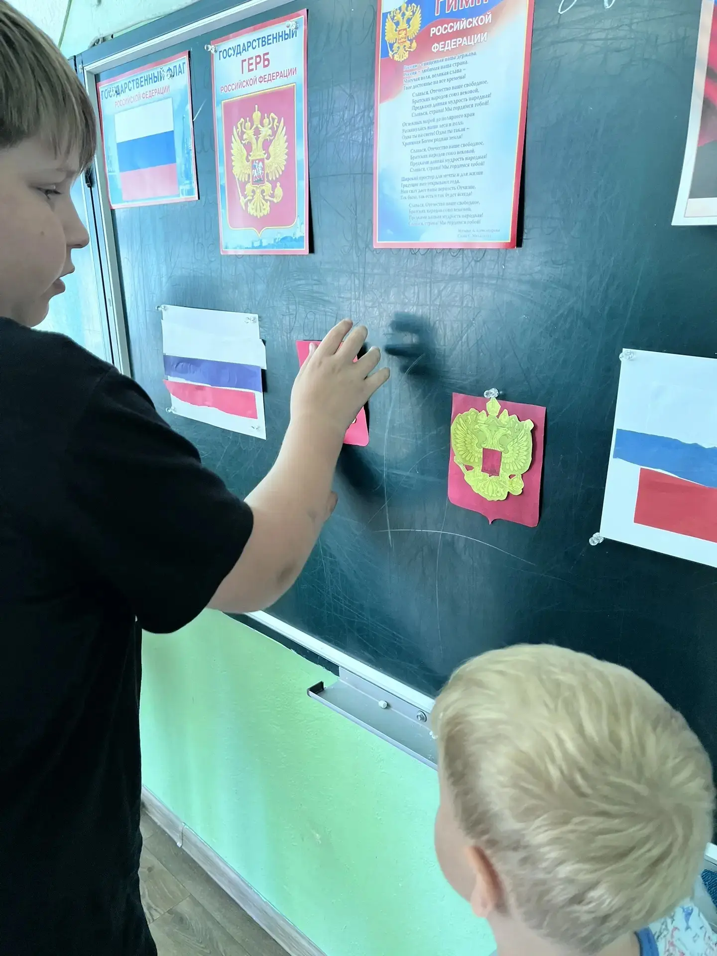 День России на детской пришкольной площадке: праздник патриотизма и творчества

В честь государствен