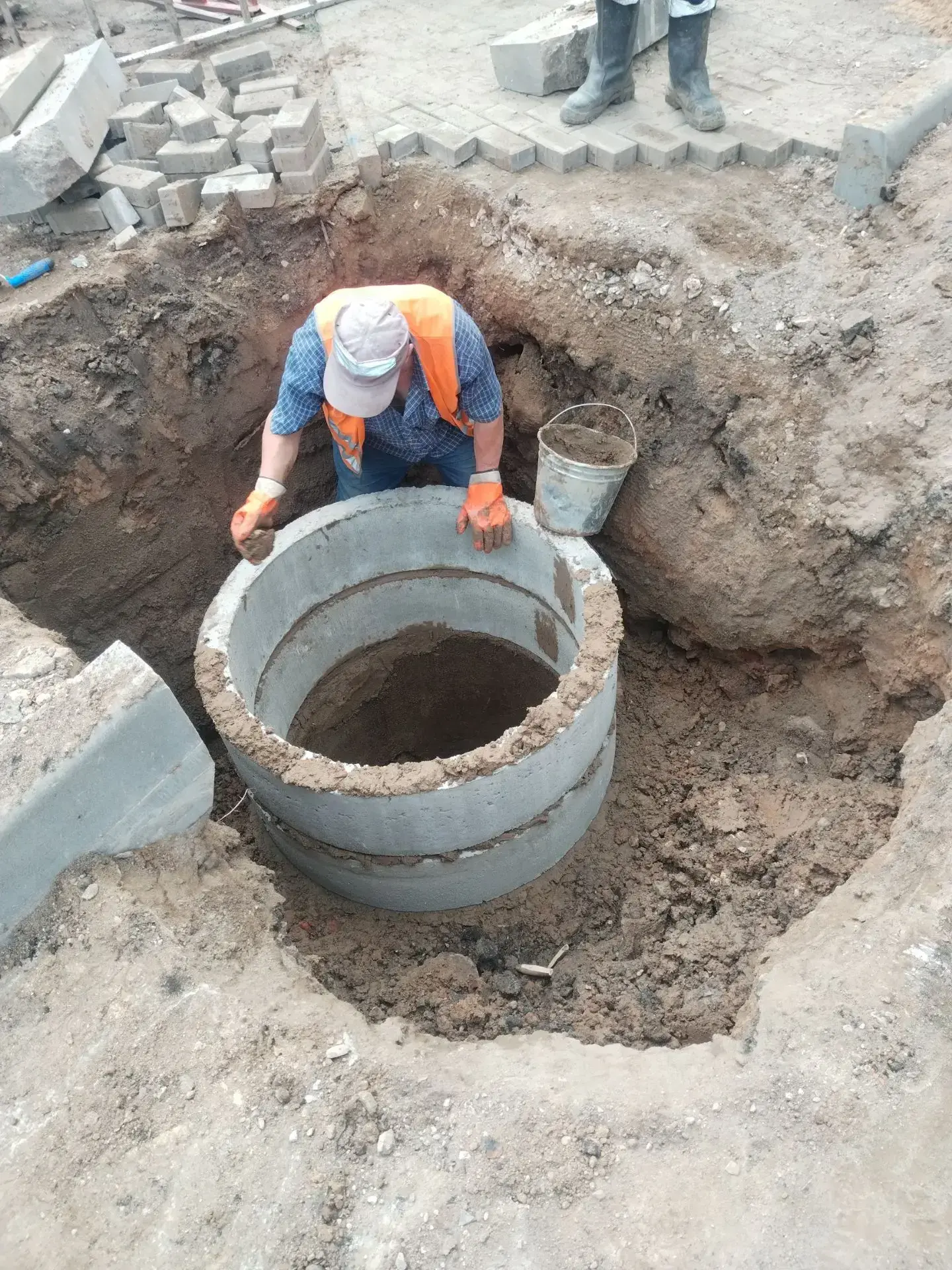 Ремонт дождеприёмного колодца на ул. Голубкова, 16 успешно завершён 🛠️💧

Сотрудники цеха ливневой 