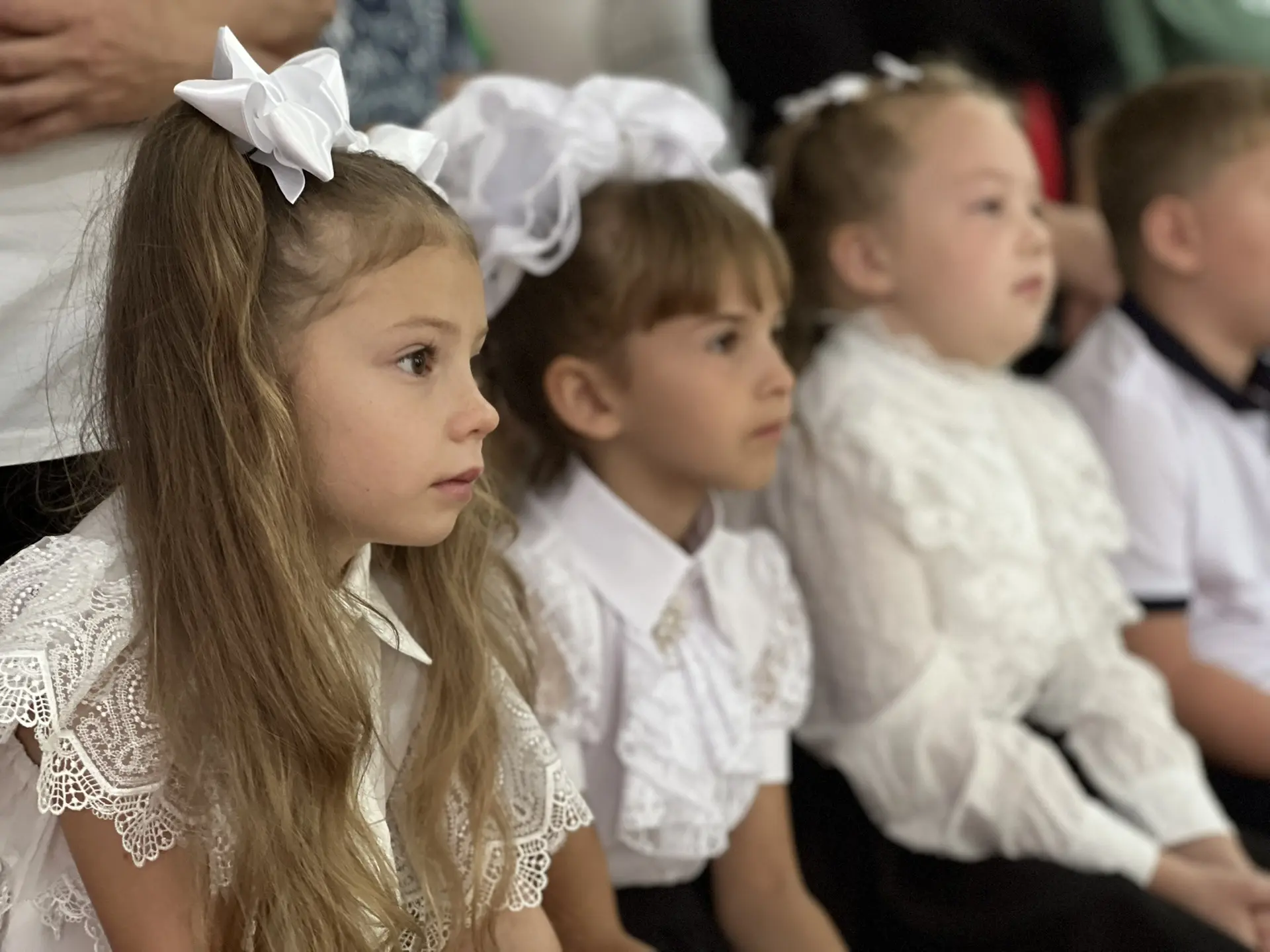 🎒📚 Сегодня, 1 сентября, в нашей школе прошла торжественная линейка! 🏫✨
