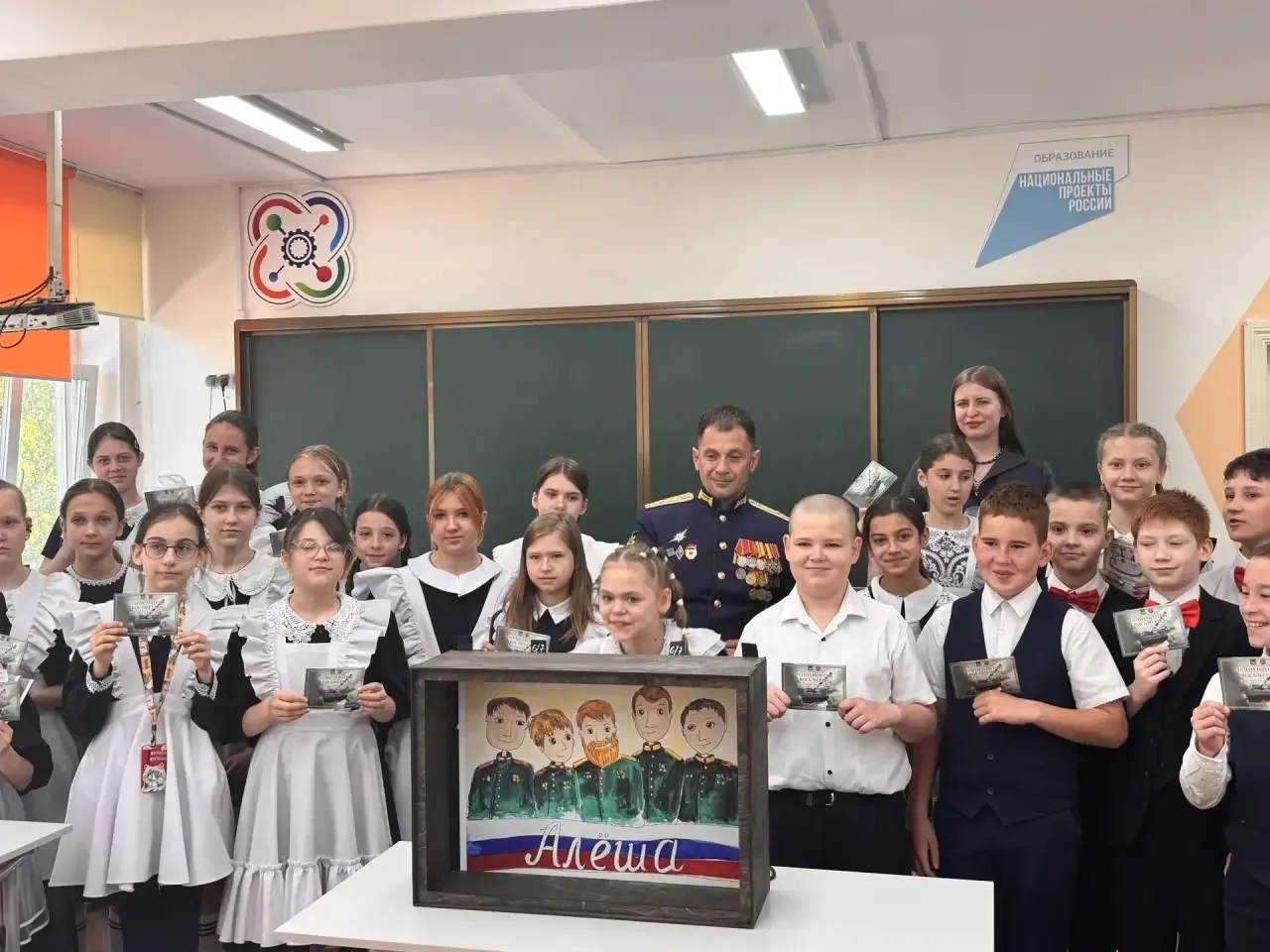 Встреча с Яной Коваленко: "Сказка о танке Алёша" в нашей школе!

📚В эту пятницу наша школа стала пл