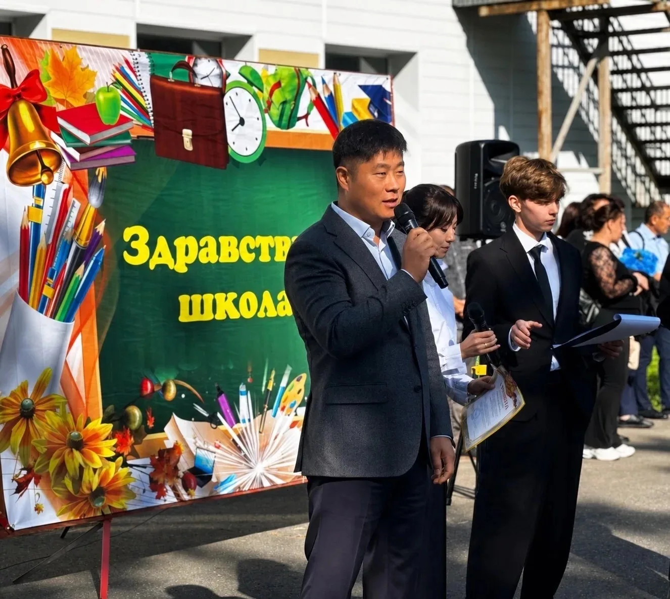 По приглашению директора СОШ№14 Ивана Андреевича, присутствовал на школьной линейке. Сн...