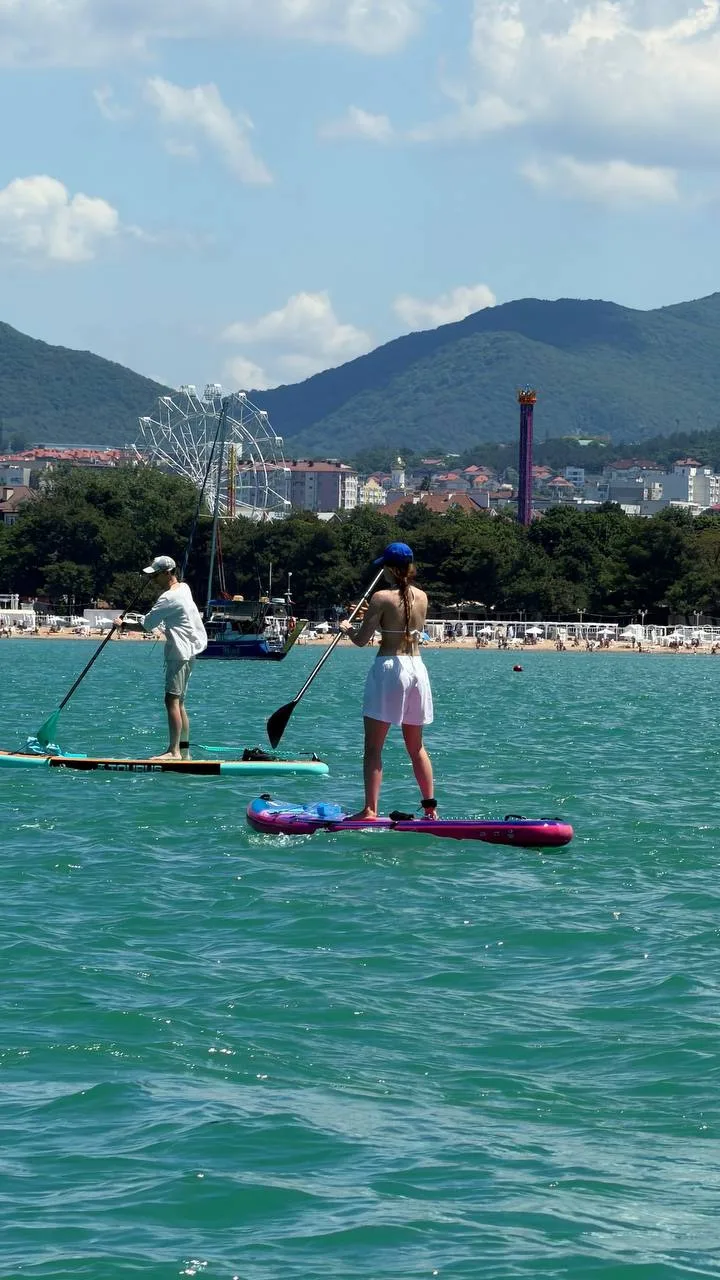 🏖️О погоде на сегодня 15 июня:

Утром +22 ясно ☀️
Днём +23 переменная облачность ⛅️ 
Вечером +20 яс