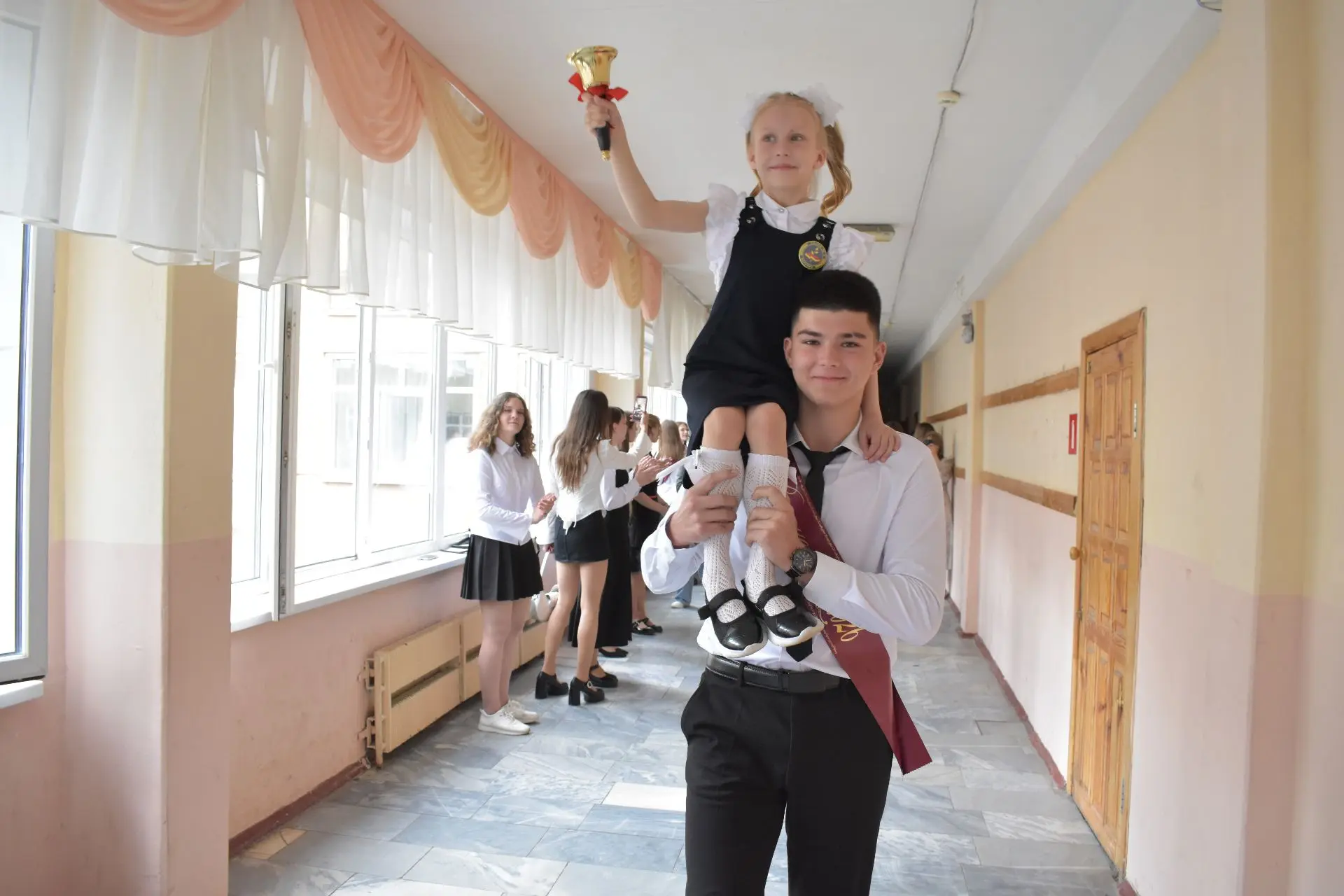 Сегодня по всей стране прозвенели последние звонки для выпускников 11х и 9-х классов! 💐🎉🎉🎉
Поздр