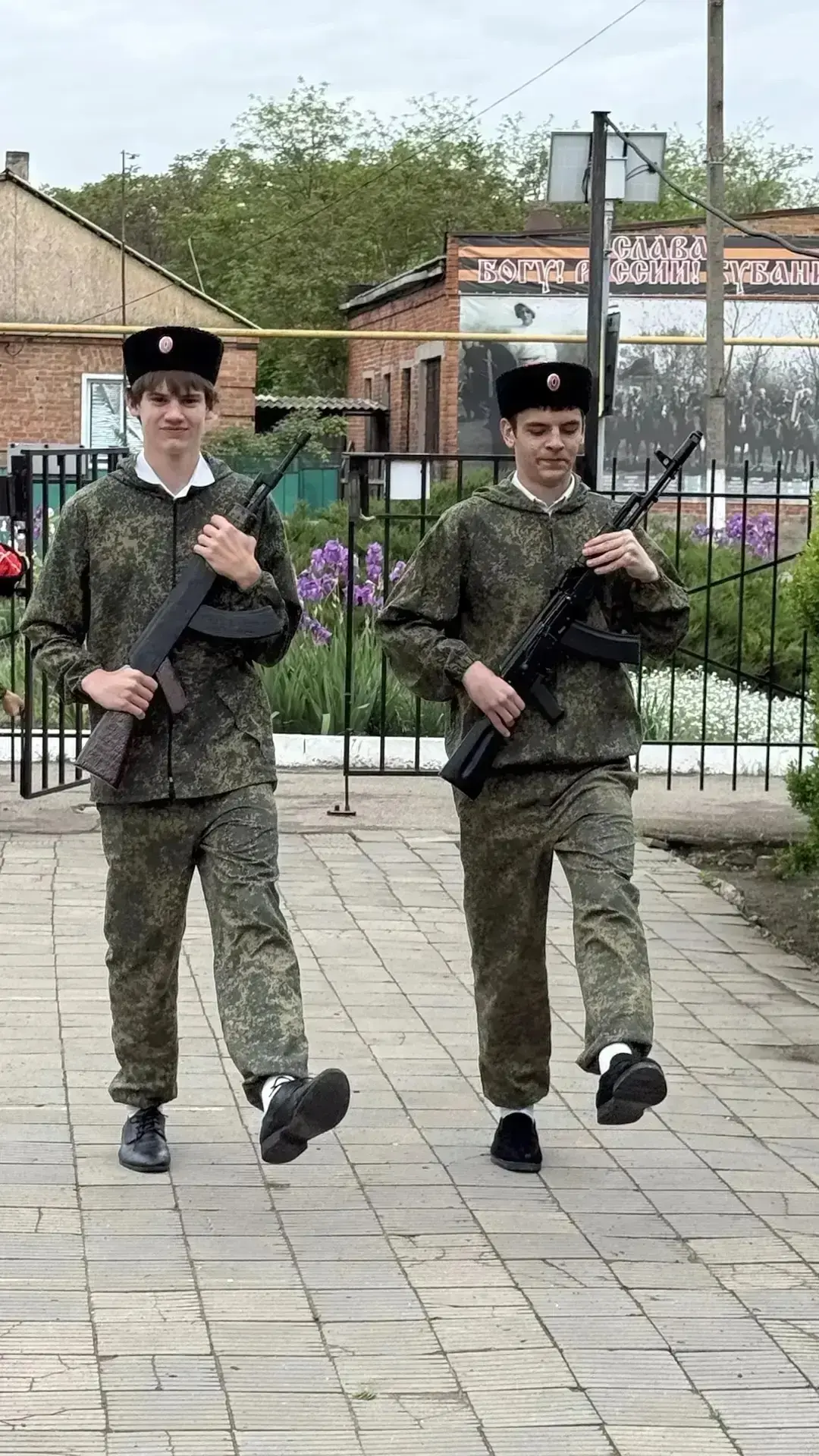 На базах школ района для юношей проходят учебные сборы.  Это практическая часть предмета Основы безо