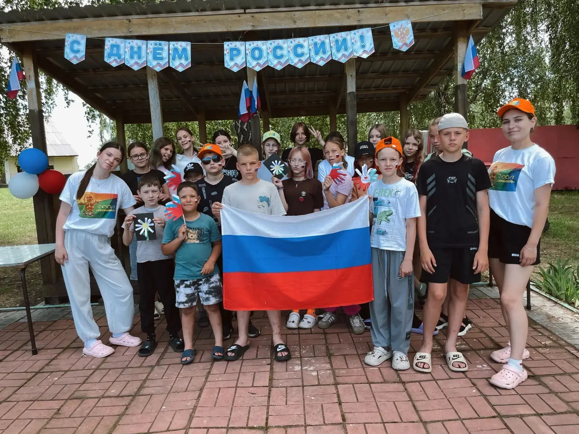 🇷🇺 День России в лагере прошёл ярко и весело!

Ребята участвовали в увлекательном квесте, разгадыв