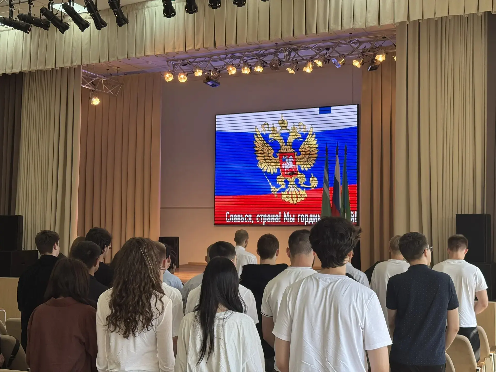 🇷🇺 Учебная неделя в Когалымском политехническом колледже завершилась торжественной церемонией выно