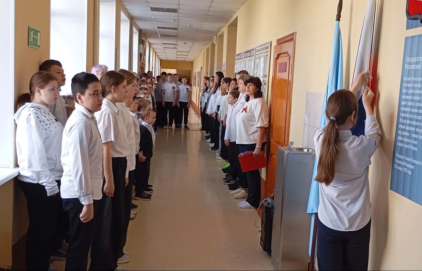 ✨Новая учебная неделя в школе началась с линейки и торжественной церемонии поднятия фла...
