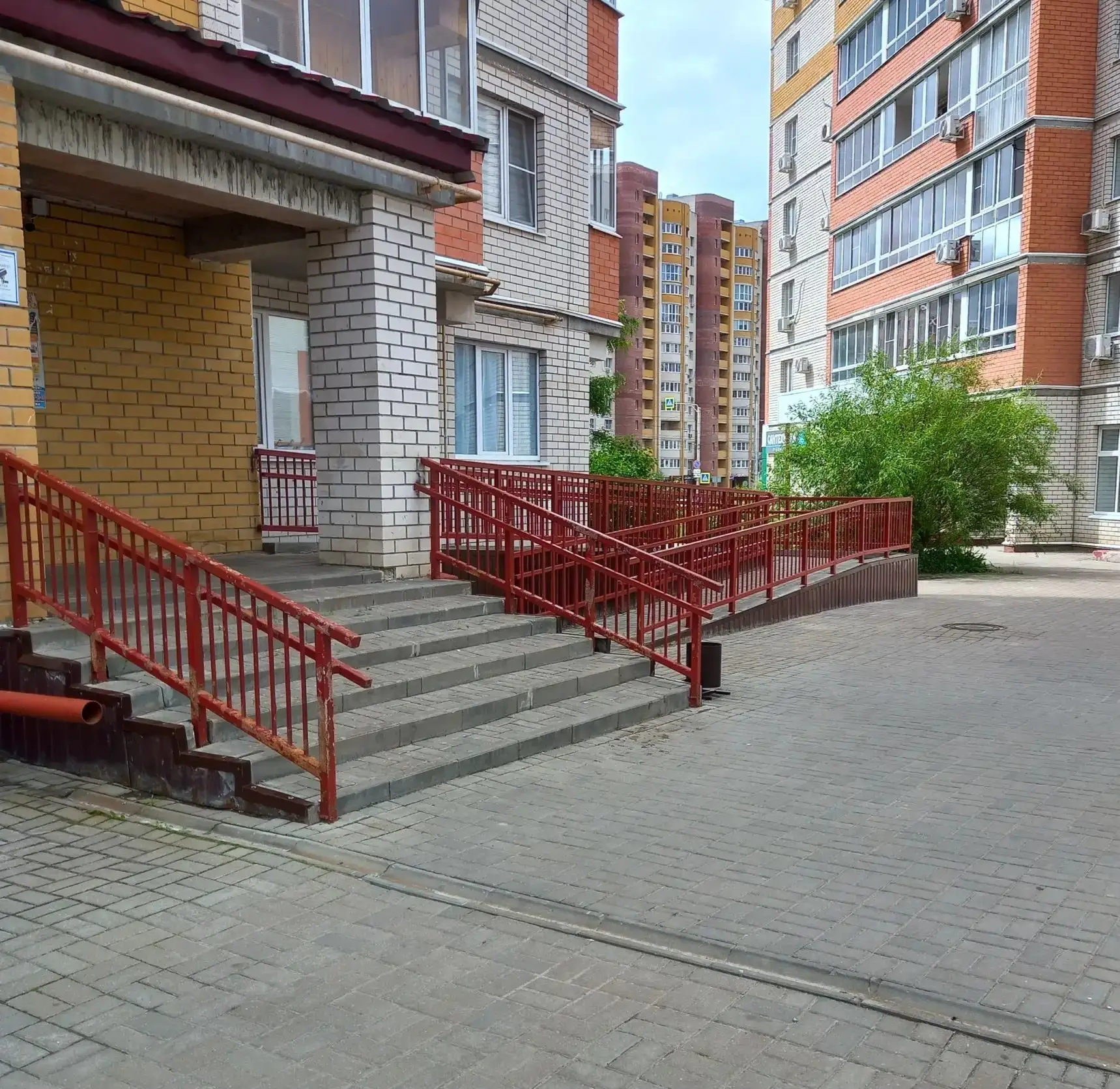Агапкина д.15
Проведена замена урн у входов в подъезды.

Урна у подъезда — не мусоропровод.

Маленьк