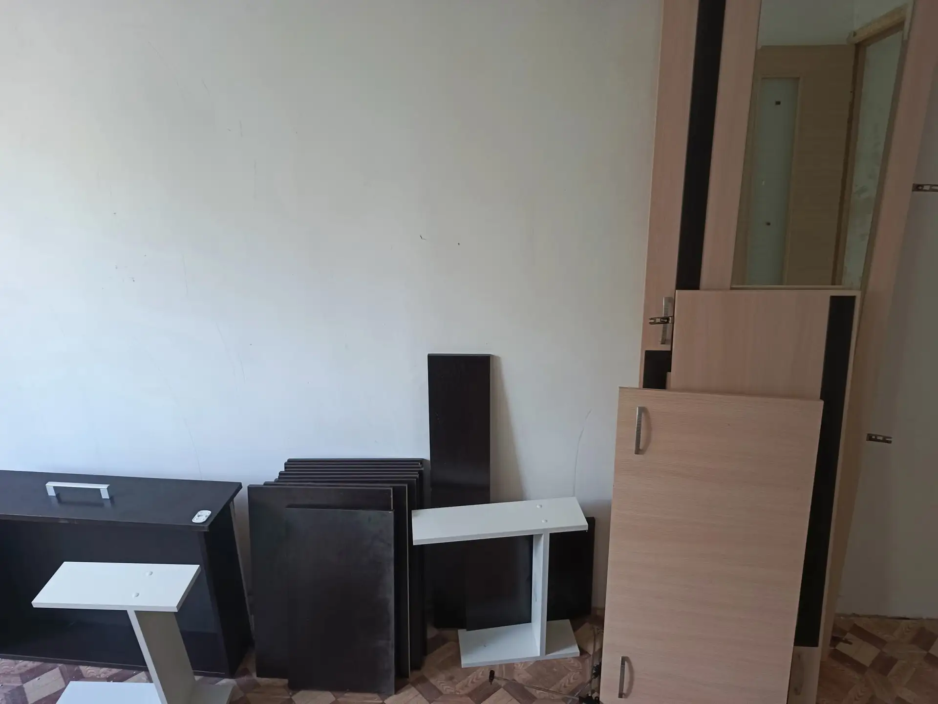 Отдам прихожую и шкаф .Самовывоз