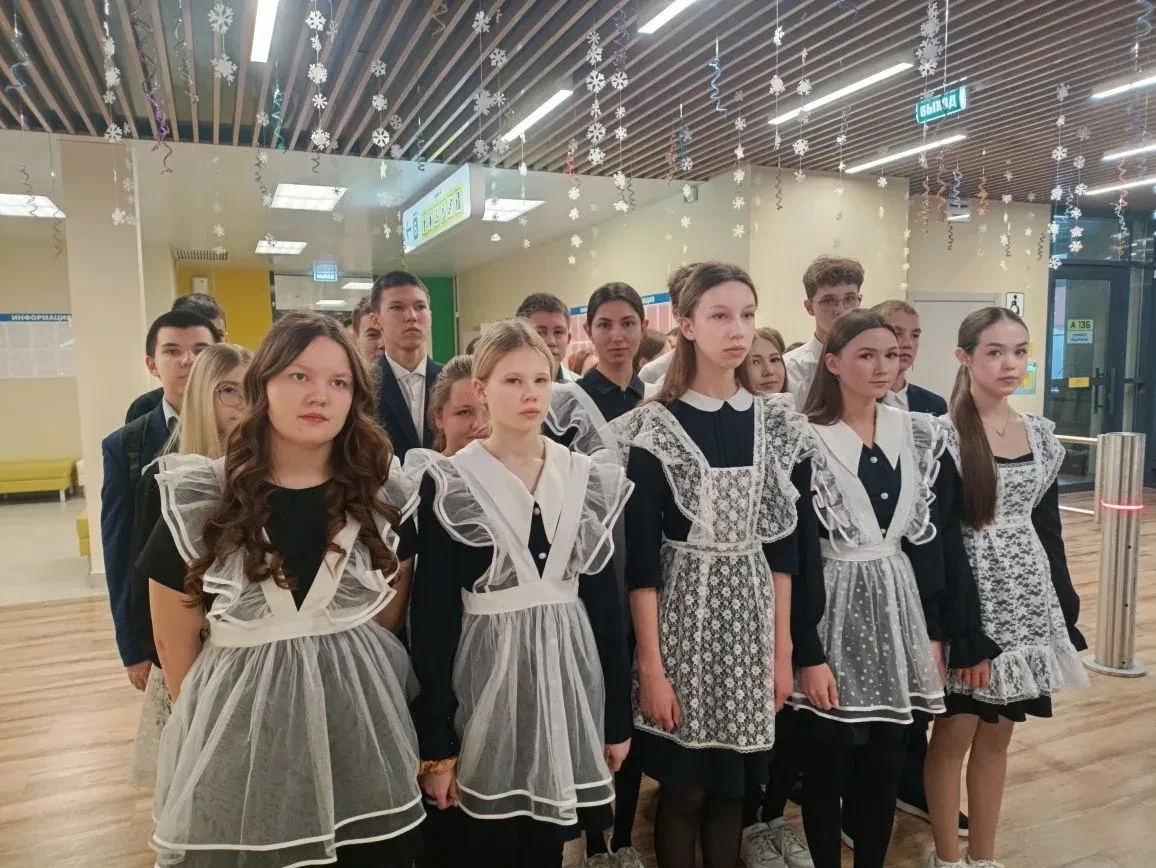 🇷🇺Утро понедельника в школе началось с торжественной линейки, церемонии выноса флага и исполнения ги