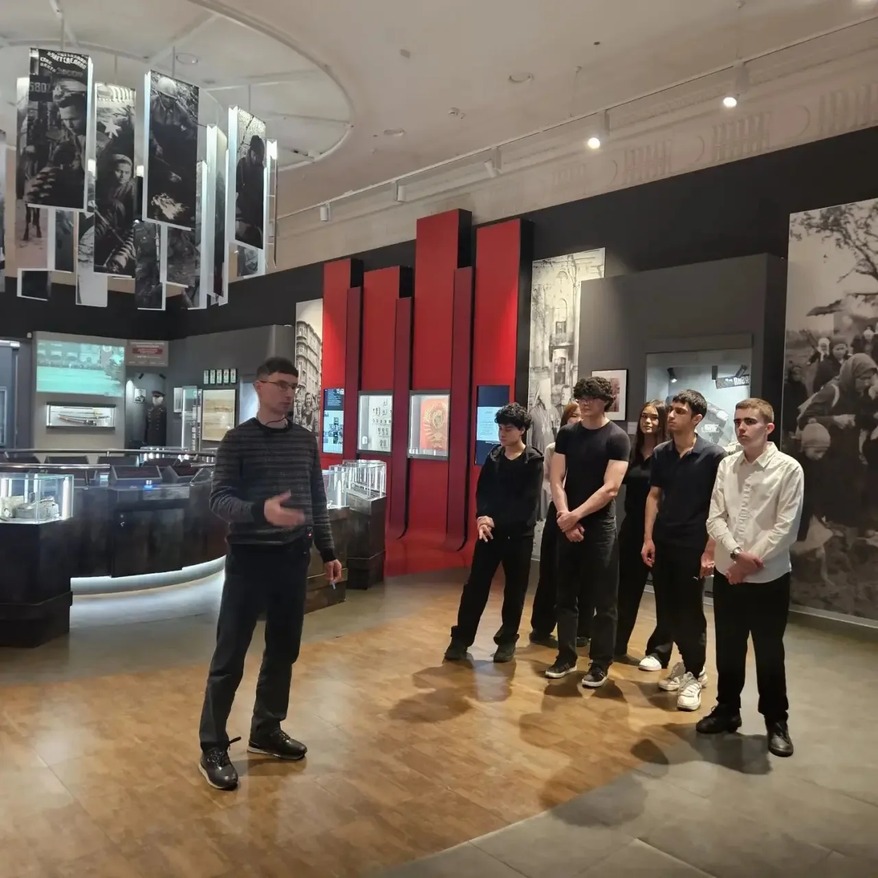 🏛️📚 Историческое погружение для 10-х классов! 🇷🇺  💡 25 марта учащиеся 10-х классов посетили Государс