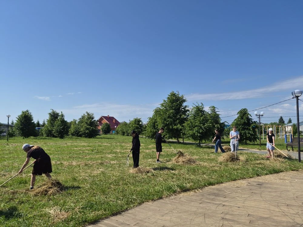 🌿Делаем посёлок уютнее.

На этой неделе продолжились работы по благоустройству. Особое.  внимание у