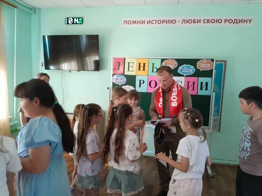 🇷🇺КЛАССНАЯ ВСТРЕЧА С ГЕРОЕМ🇷🇺

В преддверии Дня России в пришкольном лагере «Солнышко» с дневным