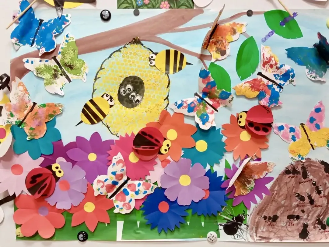 🐝 КТО ЖИВЕТ НА ПОЛЯНКЕ? 🌸

Маленькие художники второй младшей группы «Солнышко» дружно потрудились