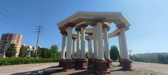 🟠Нам пишут

Надпись на ротонде, установленной на берегу, гласит: «Город — рождённый нефтью». Ротонд