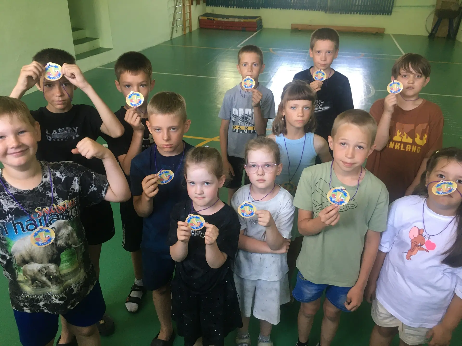 "Эстафета дружбы"👫. 
Соревновательный💪 дух в нашем лагере. 
Ребята разделились на команды👣, преод