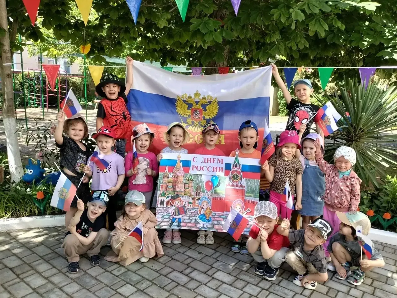 Готовимся к главному празднику нашей страны!!! 🇷🇺

Ребята группы №14 с увлечением погружаются в тв