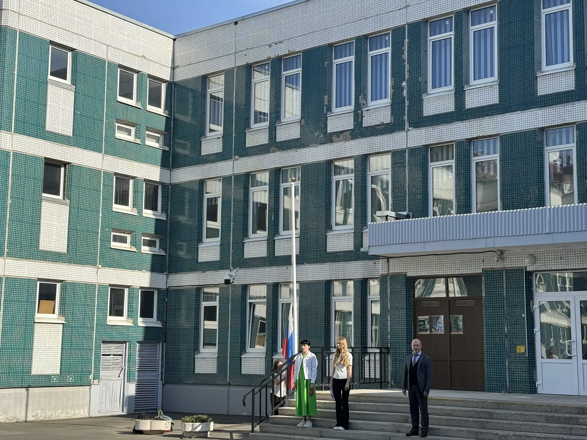 В этот солнечный понедельник в обоих корпусах нашей школы прошли торжественные линейки, приуроченные