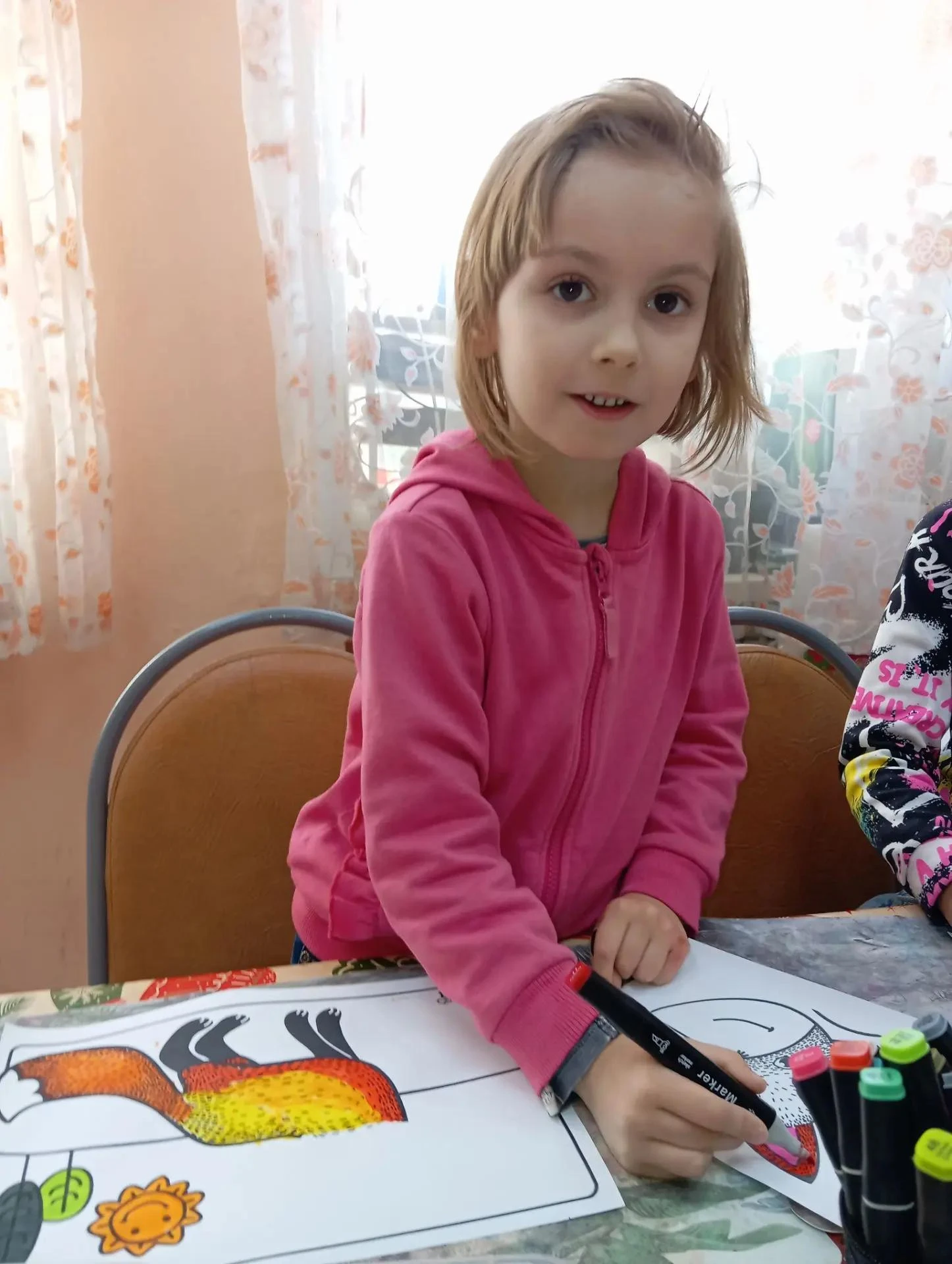 Сегодня  в "Волшебной мастерской" дети  делали работу в смешанной технике: рисование ак...