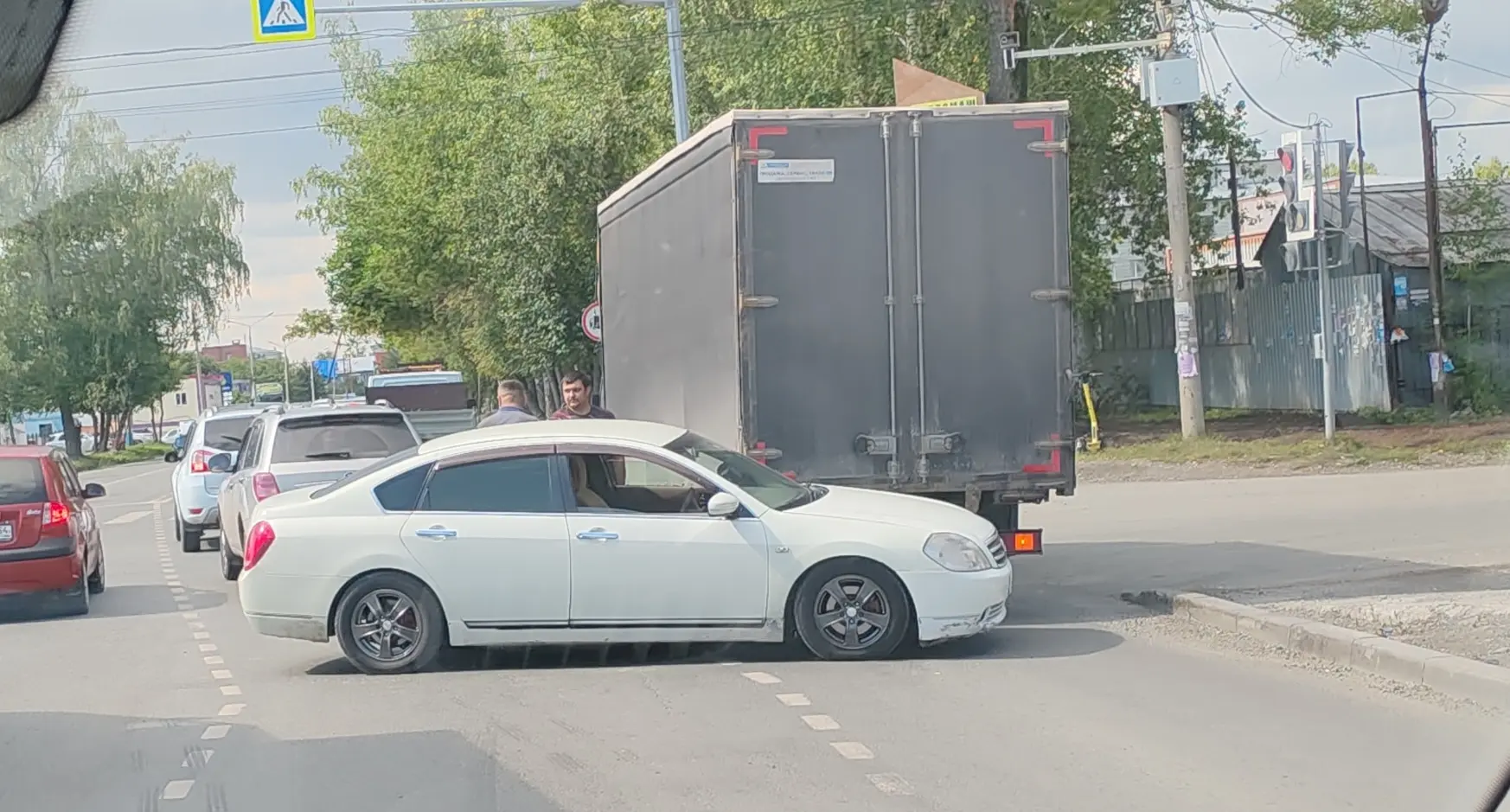 На пересечении Писемского и Богдана Хмельницкого авария. Будьте осторожнее
