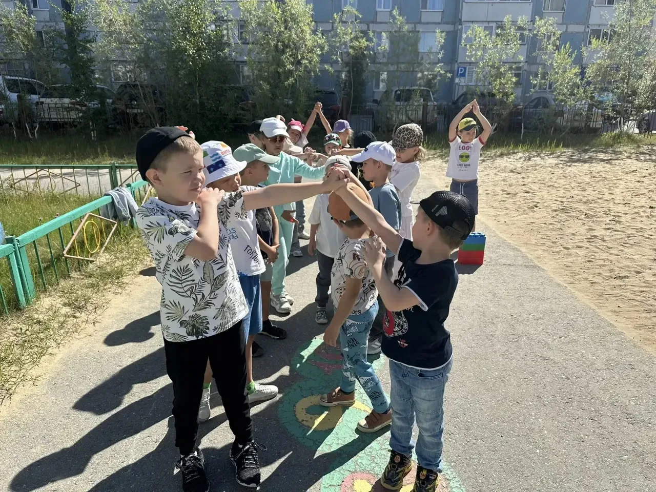 ☀️ Помните этот звук? Когда десятки счастливых детских ног бегут по дорожкам сада, а смех разносится