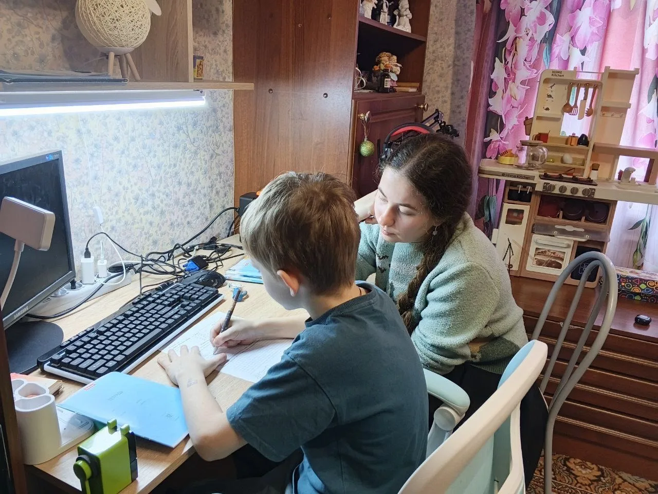 Белгород. Когда мы пришли, дверь открыла пожилая женщина. В прихожей бегал мальчик, на вид первоклас