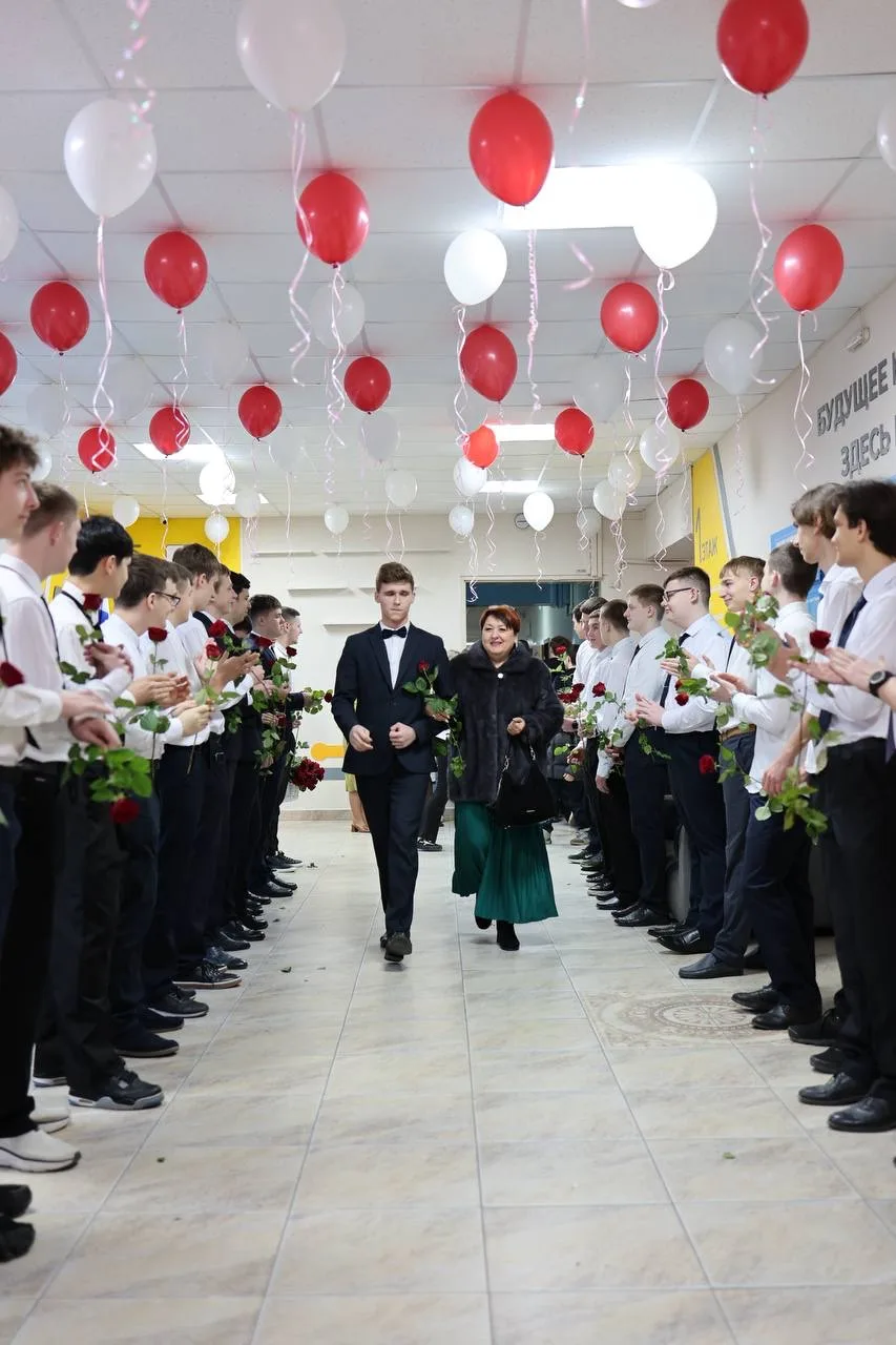 🌸 В нашей школе состоялось поздравление учителей с Международным женским днём — 8 Марта!  💐С самого 