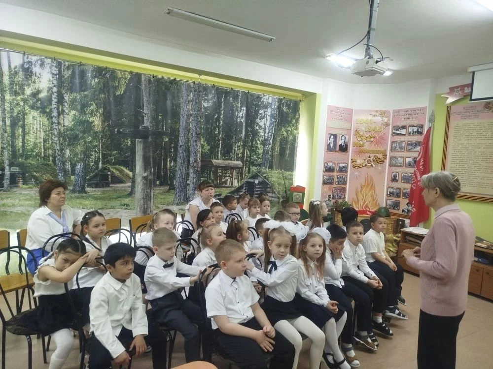 Знамя Победы — символ нашей памяти и преданности Отечеству В нашей школе прошла торжественная линейк