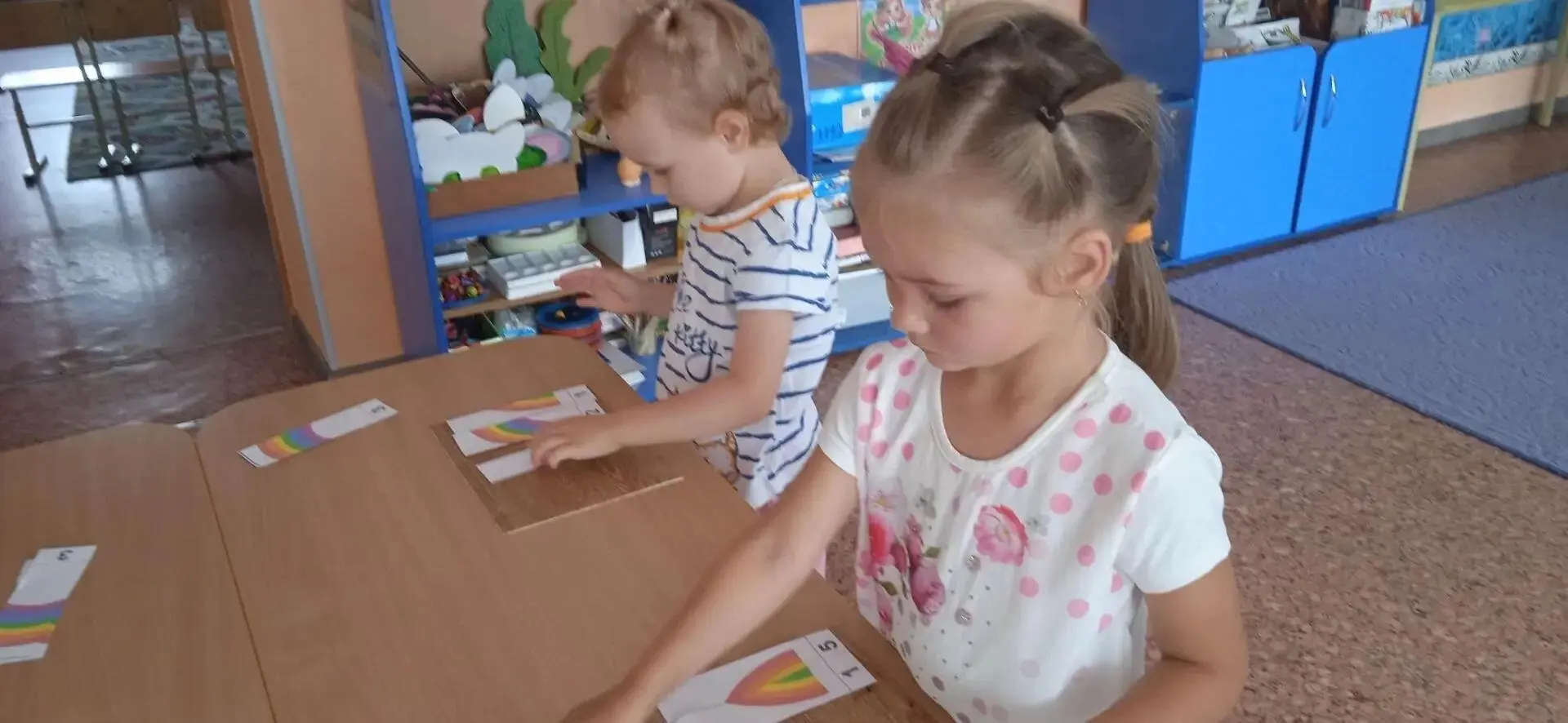 Радуга Радуга в небе весеннем висела, 
Весело с неба на землю смотрела.
 Радостно мы улыбались в отв