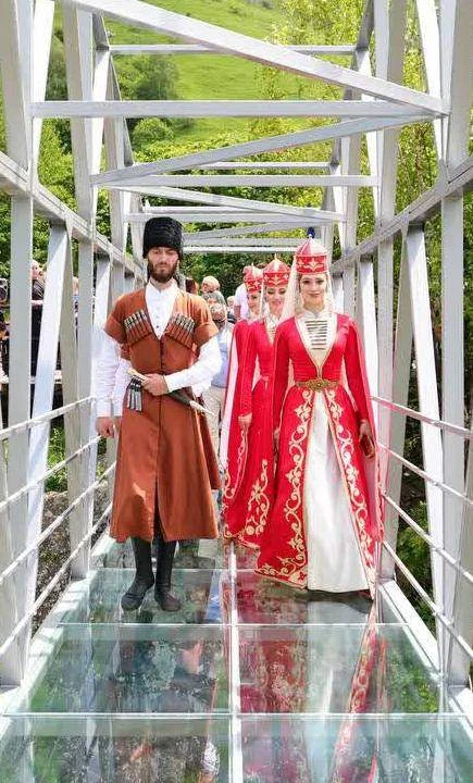В День России на Северном Кавказе появилась новая точка притяжения — на Медовых водопадах в Карачаев