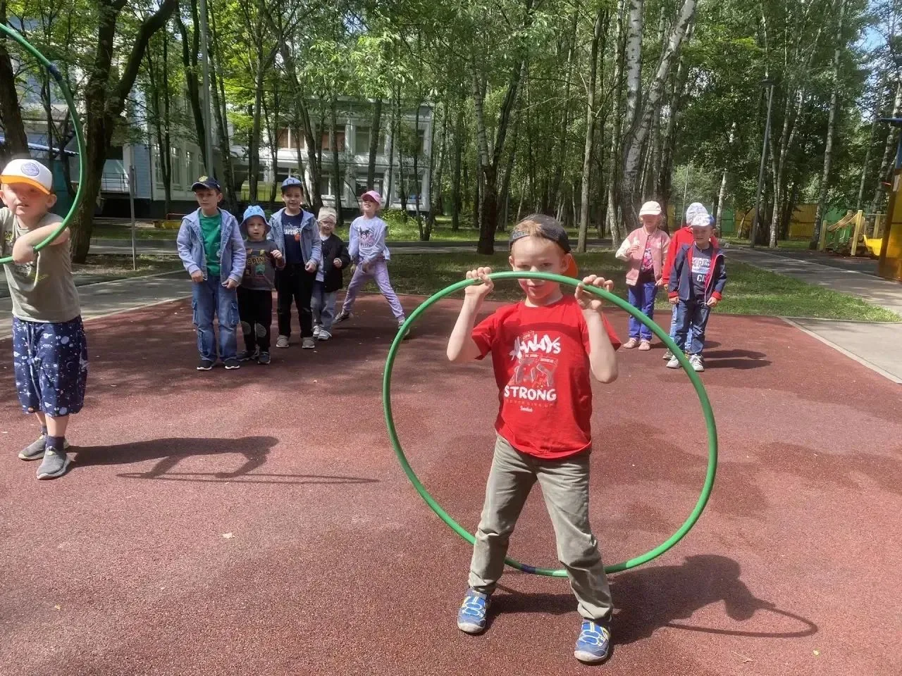 Польза движения: как мы играли с обручем

В дошкольных группах прошли открытые занятия по физической