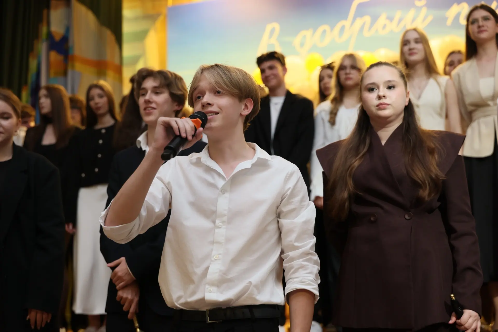 🎓 Девятый класс — позади, впереди целый мир!  🔔 Последний звонок для девятиклассников прозвенел особ