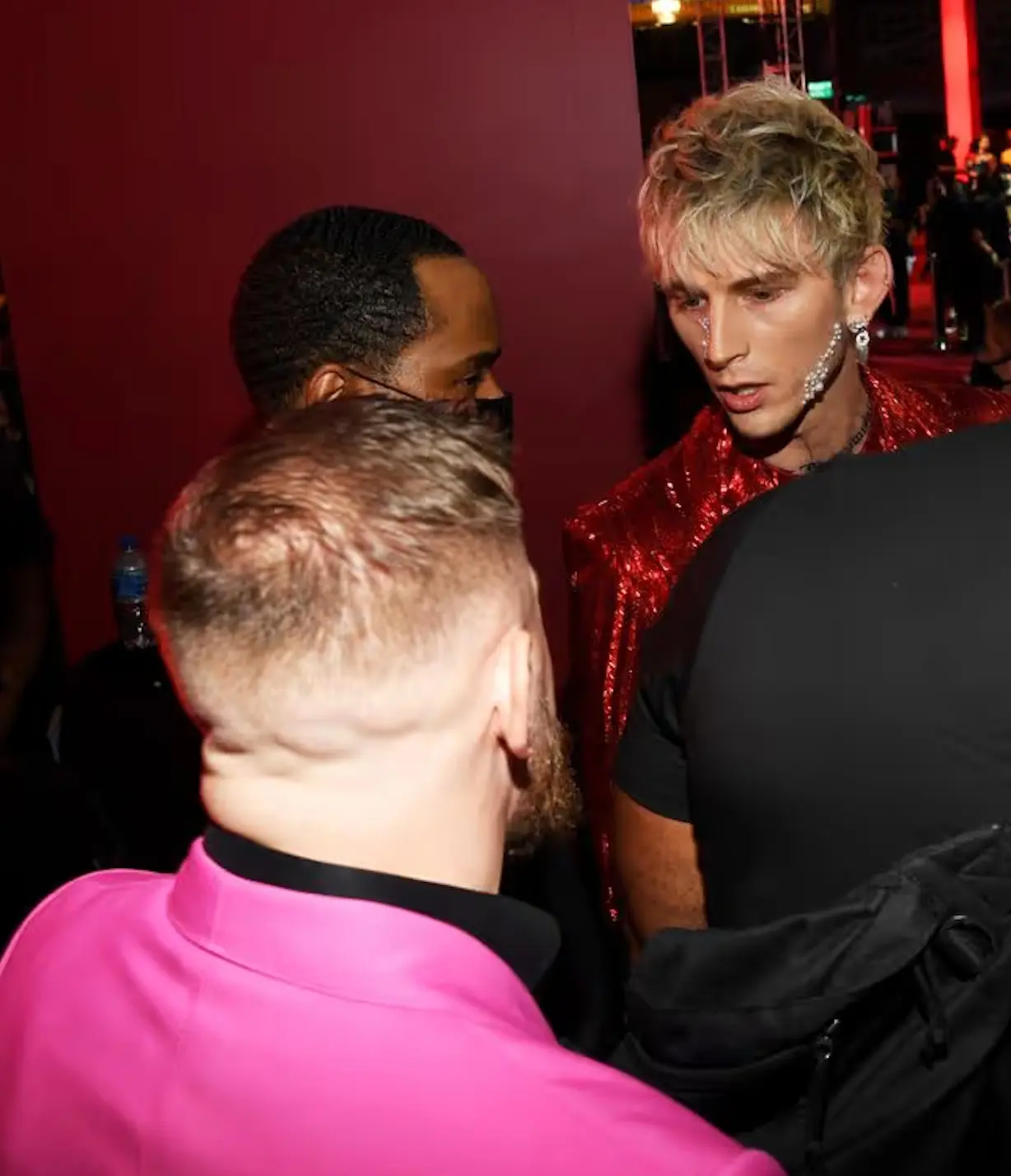 Старые обиды не забыты: Machine Gun Kelly злорадно поглумился над травмой Конора Макгрегора.

Америк