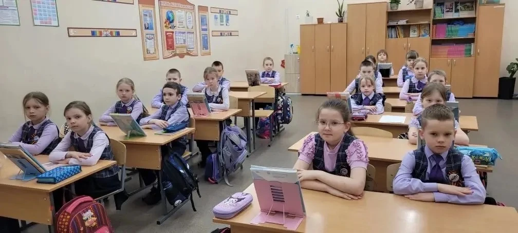 💬 «А у нас в семье прадедушка воевал!» — с гордостью поделилась Полина из 2 «Д».  🎖 Классный час во 