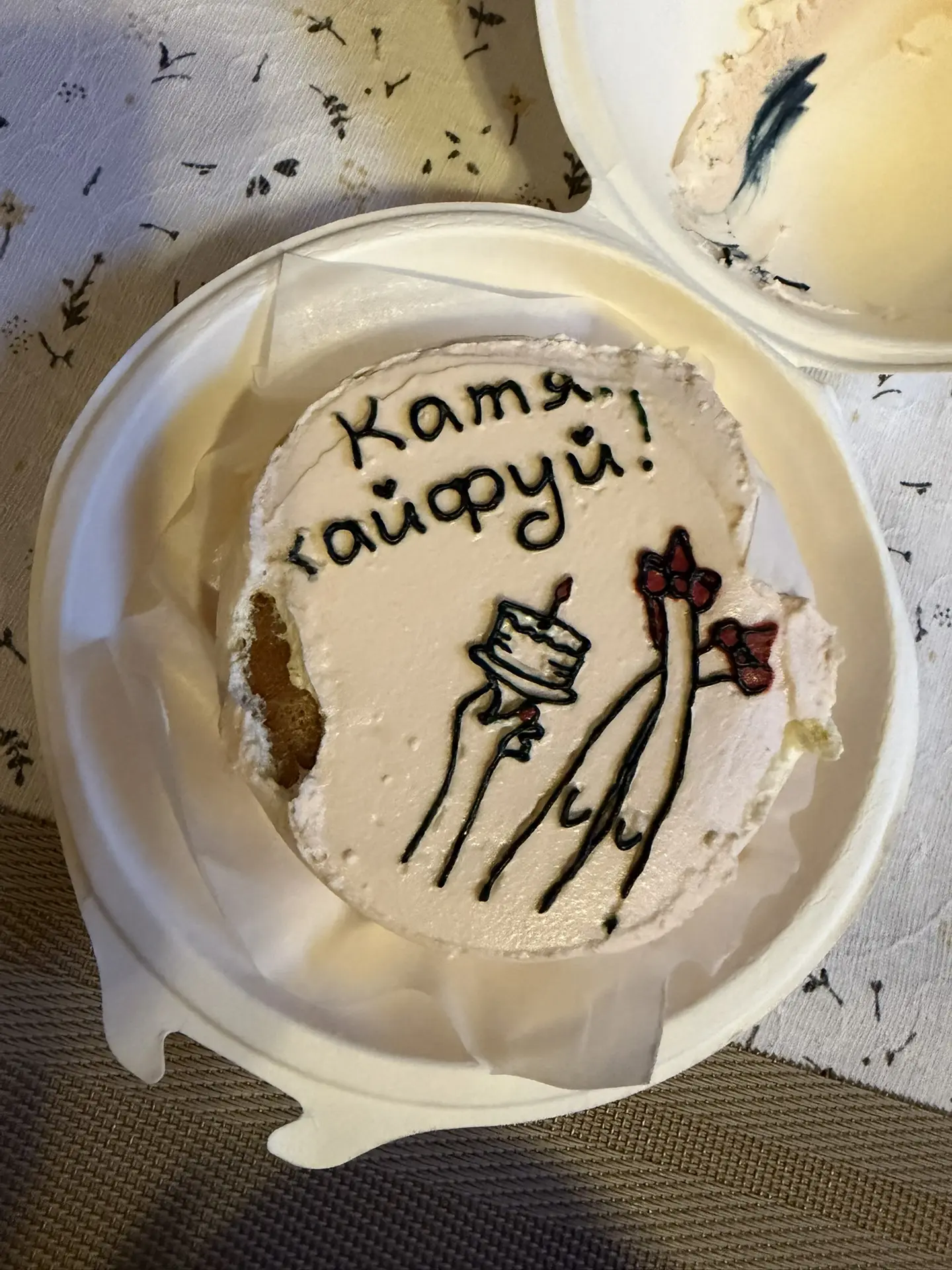 Тортик девочки был волшебный.  Рисунок на торте видите?