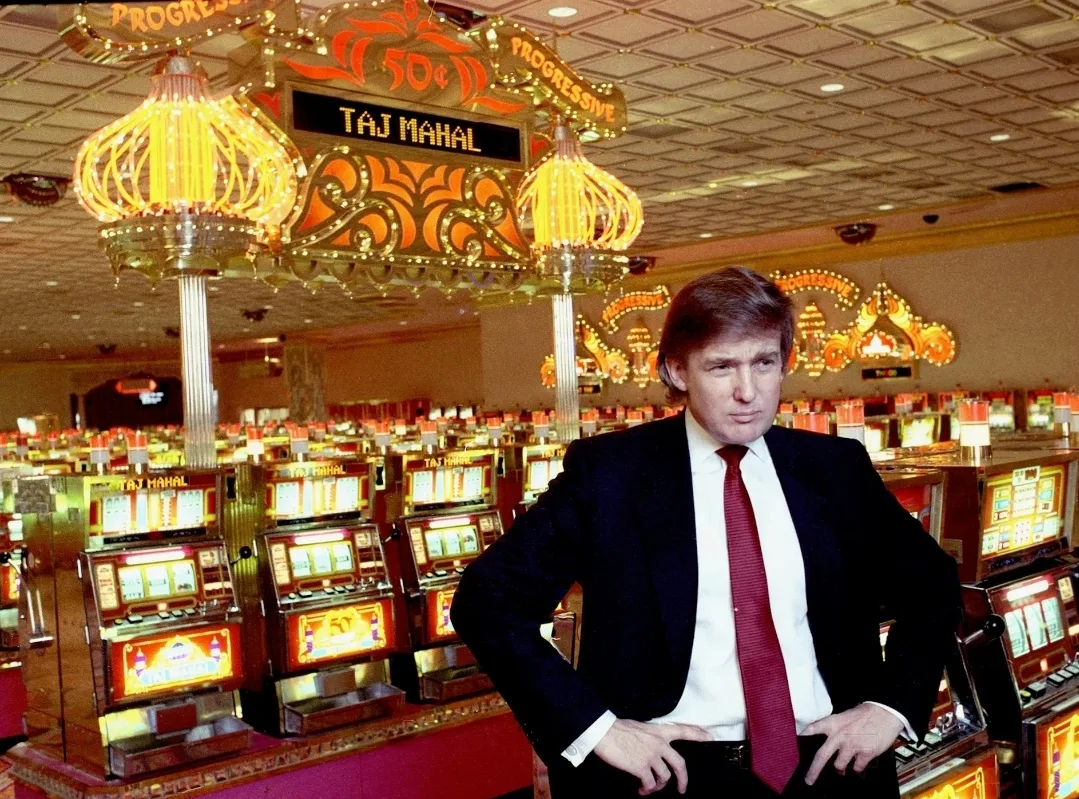 Дональд Трамп в холле своего крупнейшего казино Trump Taj Mahal. Позже Taj Mahal, как и...