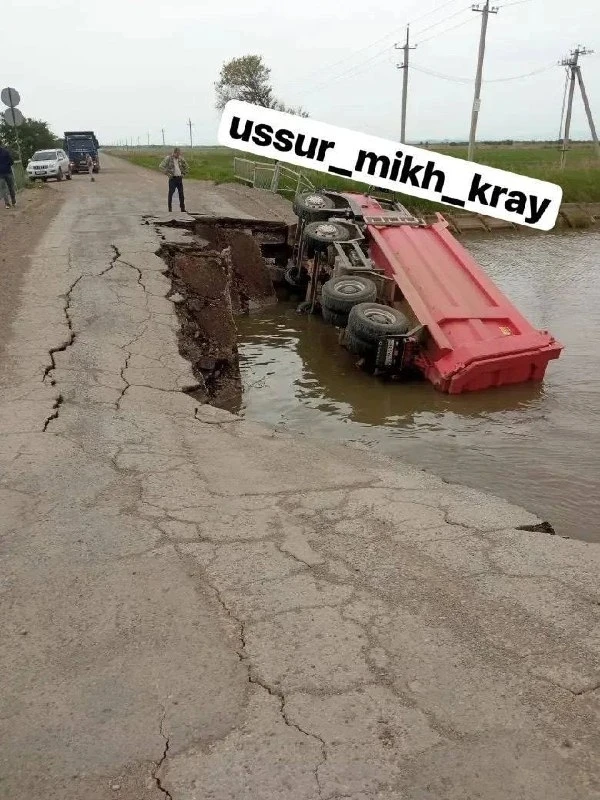 Мост рухнул под самосвалом: село Сиваковка оказалось отрезанным.   Сегодня утром произошло ЧП: мост 